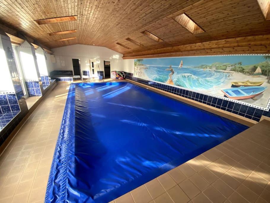 Vast, Elegant Home With Indoor Pool & Sauna Near Popular Golf Course Kington  Kültér fotó