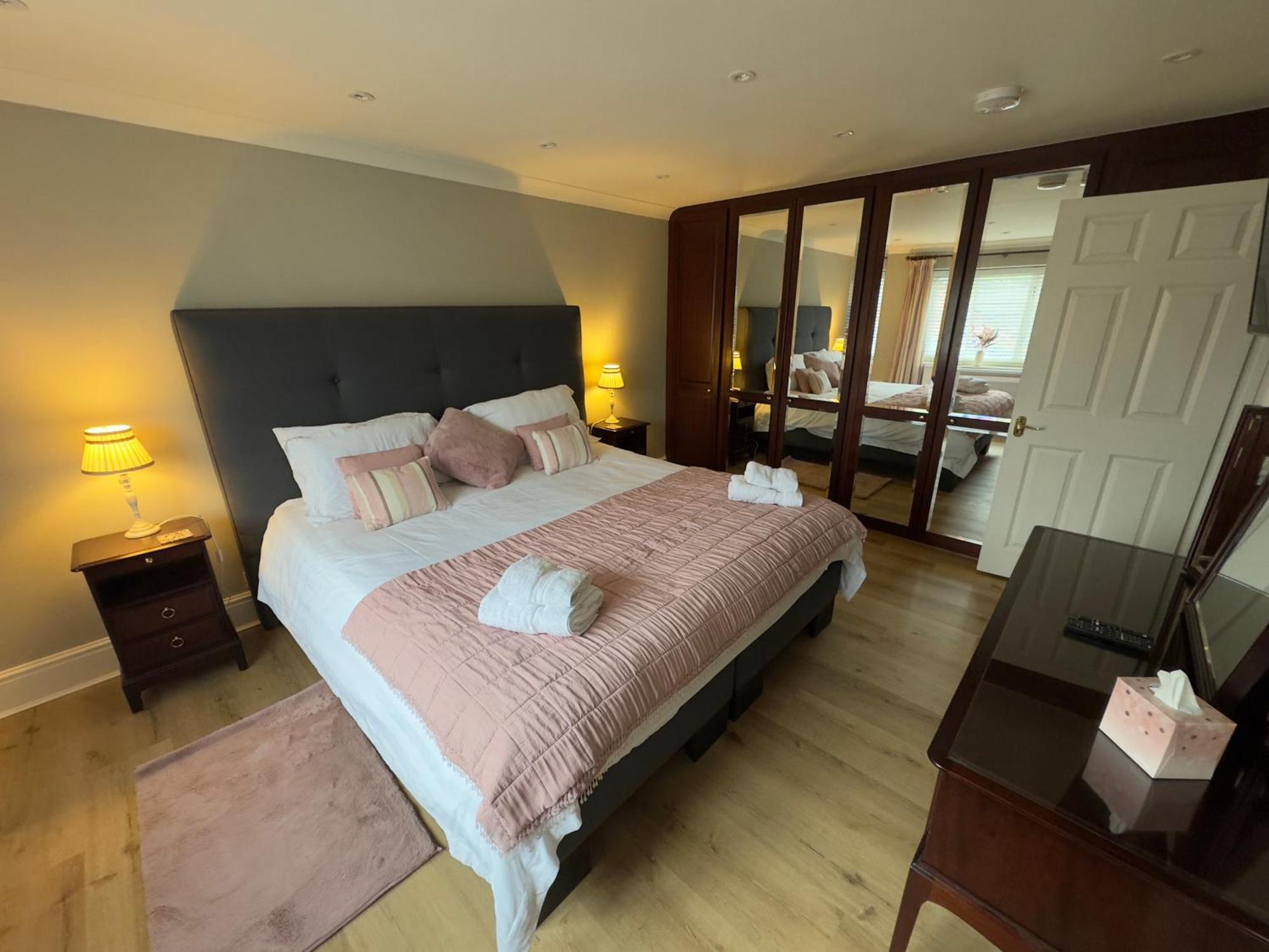 Vast, Elegant Home With Indoor Pool & Sauna Near Popular Golf Course Kington  Kültér fotó