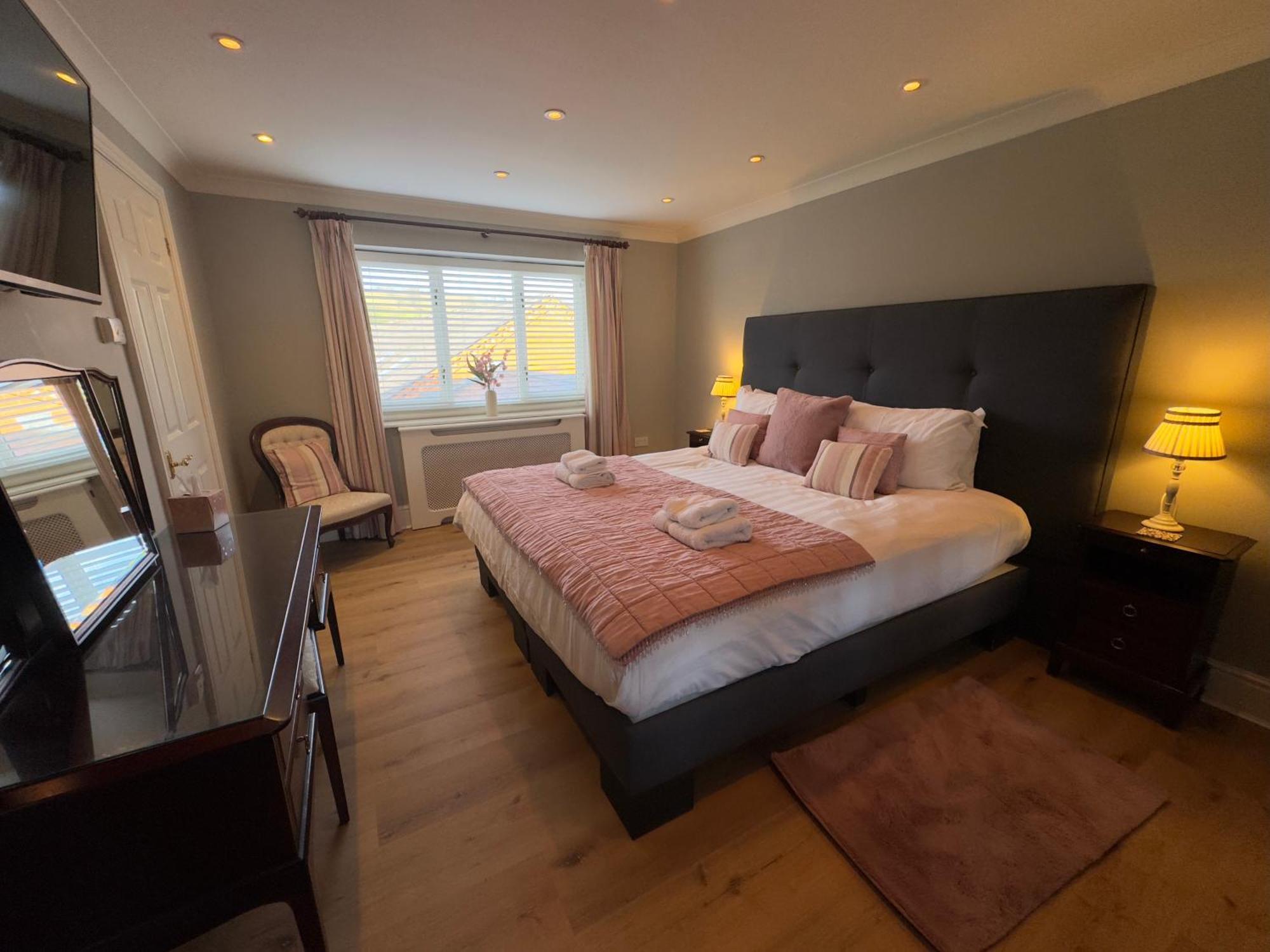 Vast, Elegant Home With Indoor Pool & Sauna Near Popular Golf Course Kington  Kültér fotó